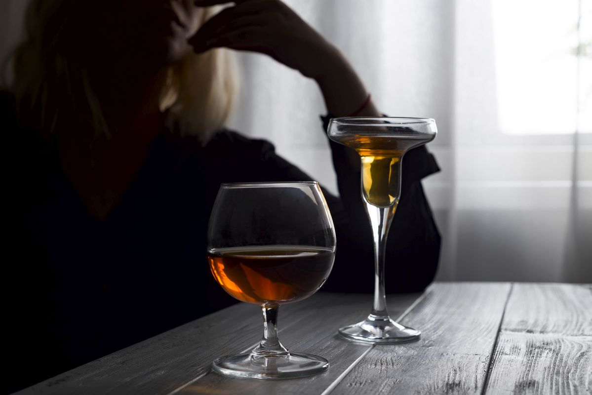 Kłamstwa i manipulacje – dlaczego alkoholik z nich korzysta?